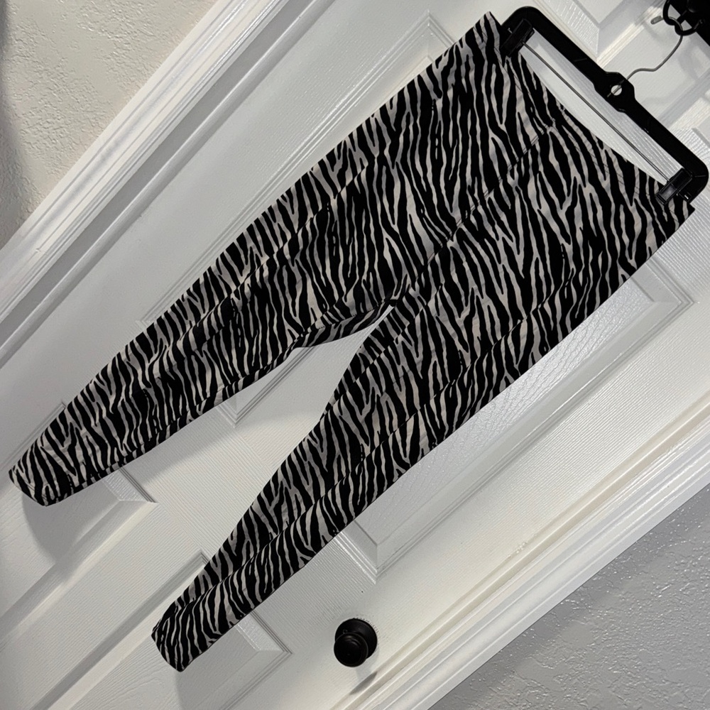 WinWin Black and White Animal Print Leggings